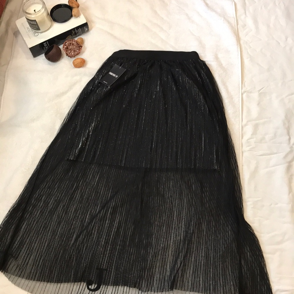 Cute shiny skirt.